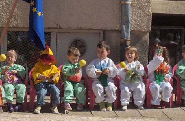 Детски кухни и столове пестят чрез нискомаслено мляко