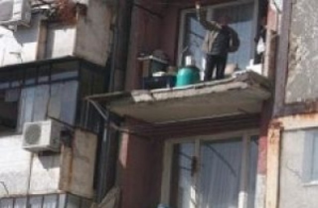 Срути се е парапет на тераса от жилищен блок в Силистра