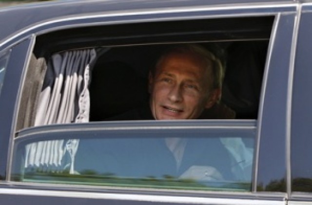 Путин се отказва от своя Мерцедес, за да пътува с руска лимузина
