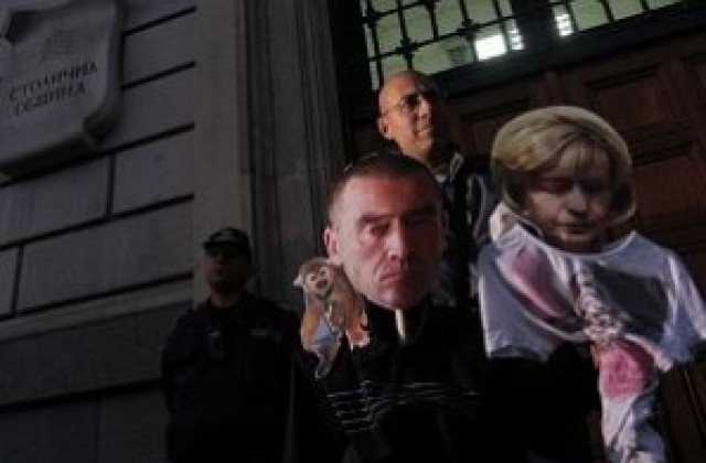 Театър с чучела на протеста срещу правилата за паркиране