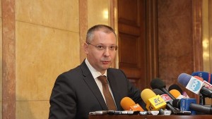 Станишев Правителството става риск за хората и бизнеса