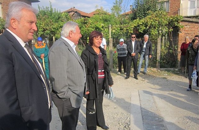 Рехабилитират селски път и интернат в Санданско