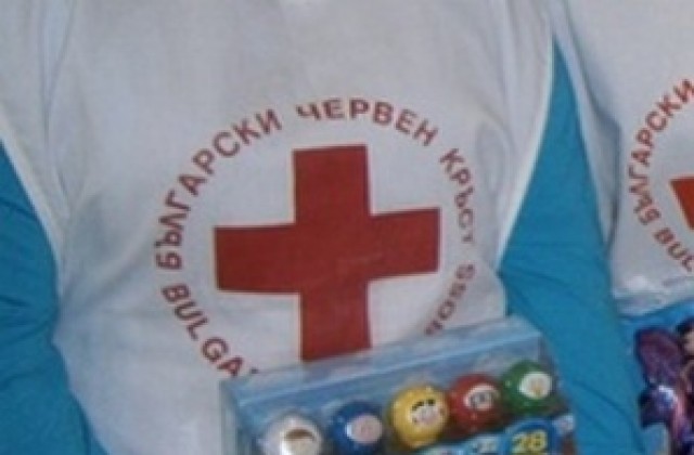 Доброволци от БМЧК подпомагат пострадалите в Перник