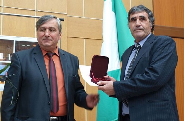 Кмет с неплатени данъци получи награда за принос към община Разград
