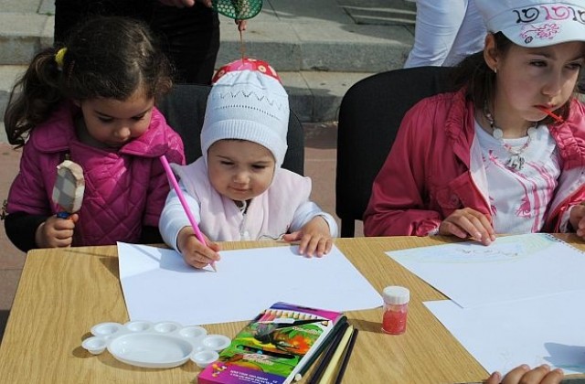 Деца искат чрез рисунки промени в родния край