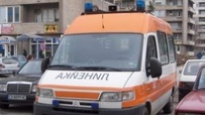 Мъж разби стъкло на линейка