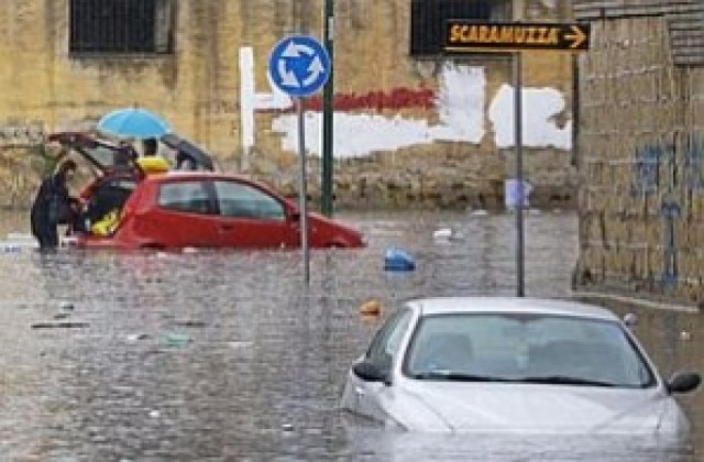 Буря превърна станции на метрото в Неапол в подземни реки