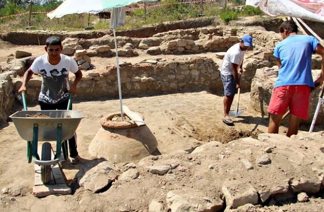 Археолози откриха християнски гроб под основите на „Кръстата казарма” във Видин