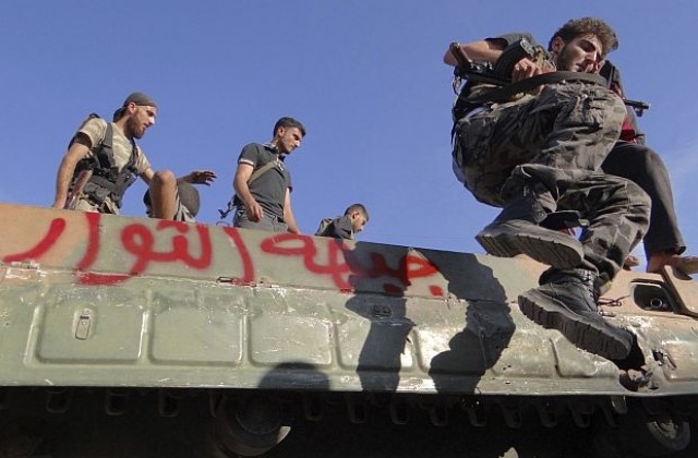 Сирийската армия и бунтовници водят ожесточени сражения в Хомс