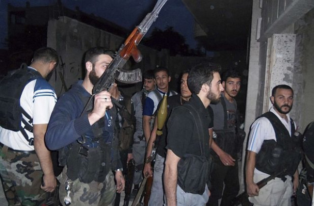 Сирийските бунтовници свалиха армейски самолет в Алепо