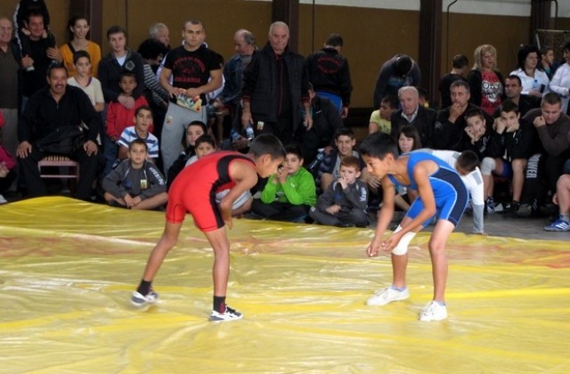 Наградиха победителите в турнира по борба „Драгия Колев”