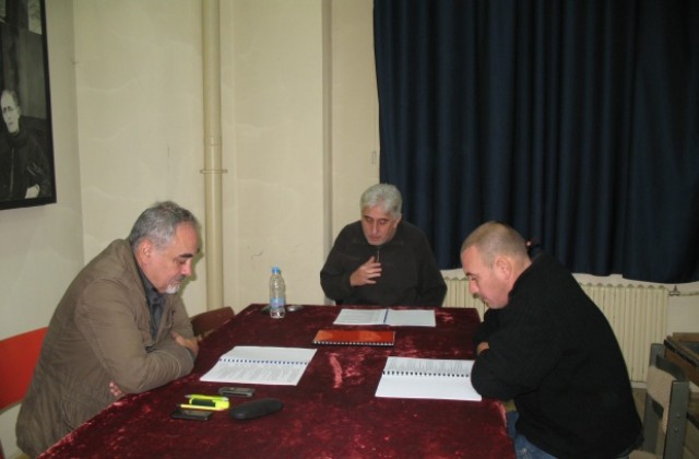 Репетират Академия на смеха в театъра