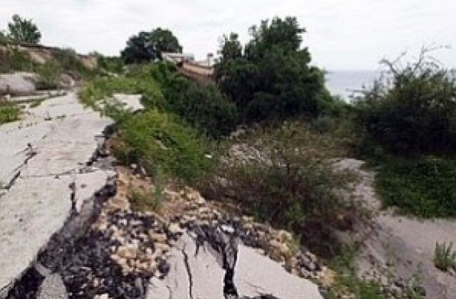 Свлачище се активизира между Златни пясъци и Кранево