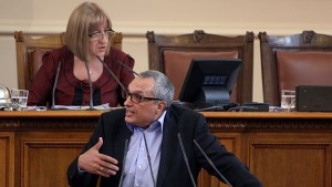 Нещо непочтено се играе около референдума подозира Костов