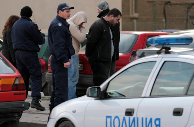 Полицията издирва мъж, прострелял съпругата си от ревност