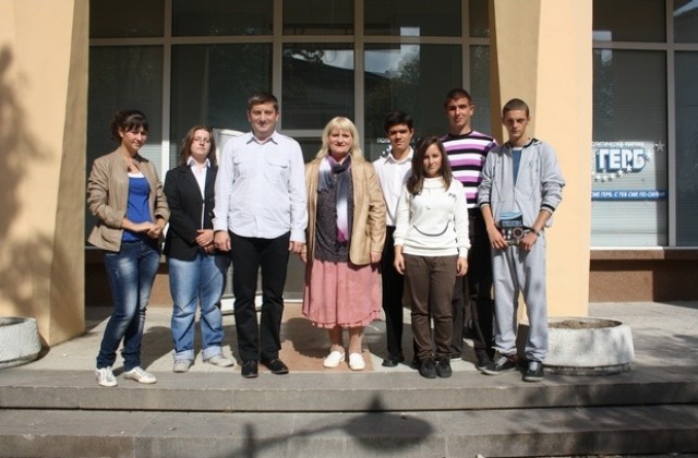 Депутатът от ГЕРБ Диан Червенкондев се срещна с ученици от сливенска гимназия