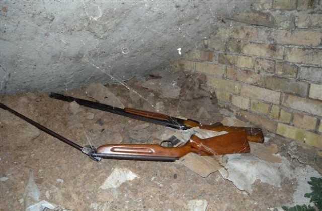 Две пушки и ловен трофей откриха в дома на мъж от Ясенково