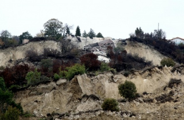 Варненски депутати искат помощ от министър Павлова за свлачището край Кранево