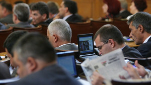 Приоритет на правителството не са доходите категорични са социалистите