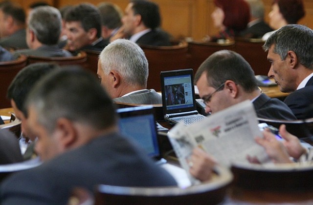 Приоритет на правителството не са доходите, категорични са социалистите
