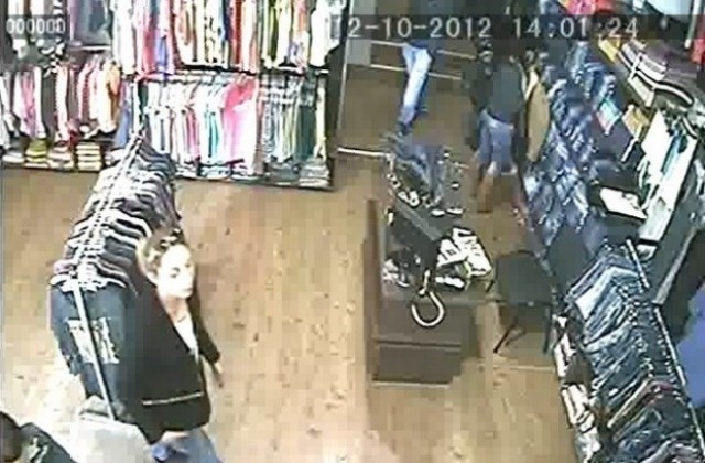 Издирват две жени за джебчийска кражба от магазин
