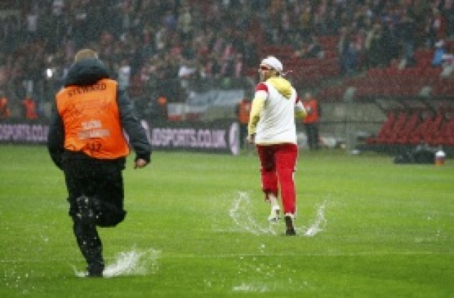 ВИДЕО: Фенове се разбиха от кеф на наводнения терен в Полша