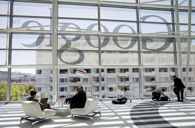 Google нарушава правилата на ЕС за личните данни, твърдят експерти