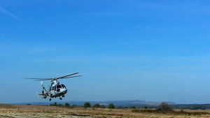 Извършиха за пръв път парашутен скок от борда на вертолет