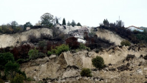 Освободиха колите блокирани от свлачището край Кранево