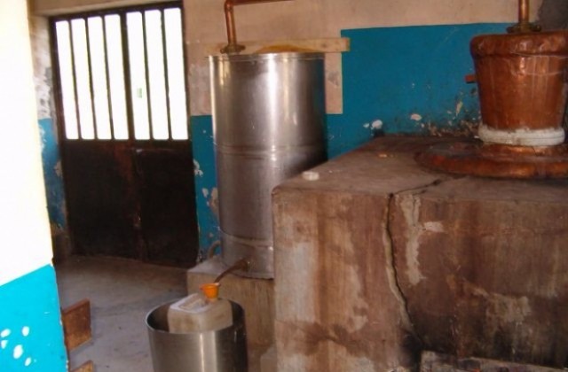 22 нелагални казана и 500 литра ракия конфискува Митница-Русе за тримесечие