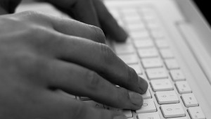 Електронното общуване измества комуникацията лице в лице