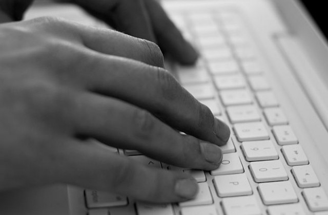 Електронното общуване измества комуникацията лице в лице