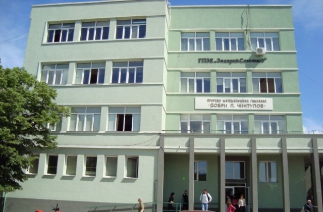 Възобновяват учебните часове в кабинета с рухналия под в ПМГ „Добри Чинтулов”