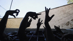 Раздават сини лентички по повод деня за борба с трафика