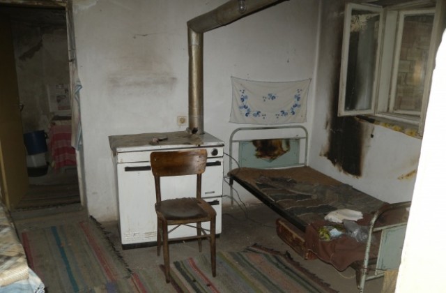 Внук запали къщата на баба си заради спор за пари