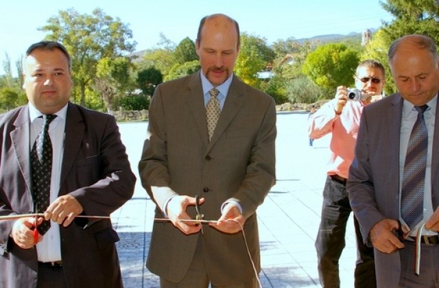 Зам. посланикът на САЩ откри читалището в Горно Александрово