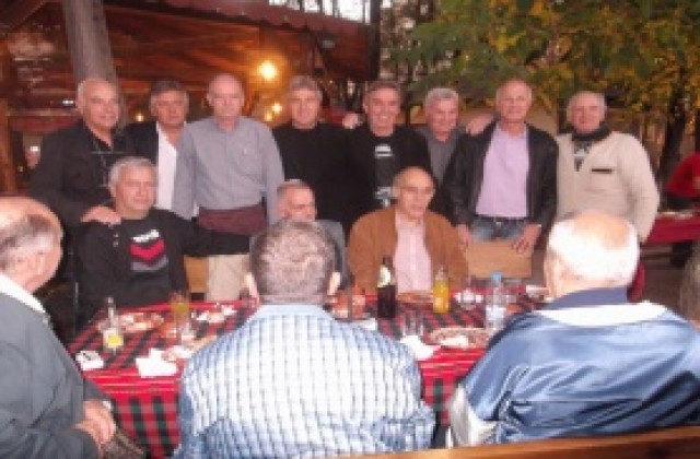 СНИМКИ: Среща на поколенията в Локо Сф с шампионите от 64-а и 78-ма