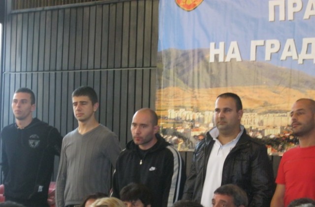 Дупница празнува и награди мъжете спасили бебе