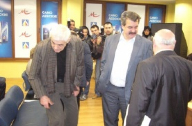 Батков, Тонев и Баждеков при Левски преди последната тренировка