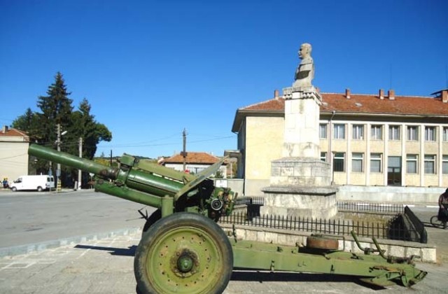 Д-р Василев дари Топчии с гаубица