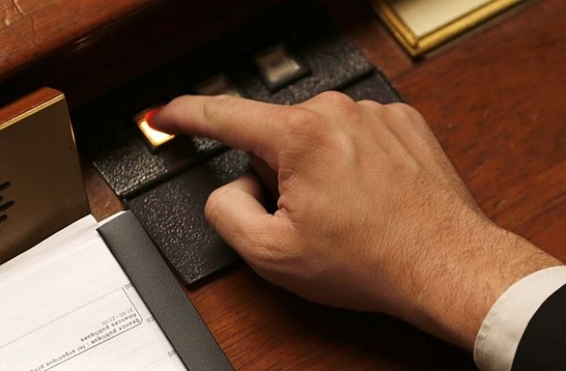 Френският парламент прие данък от 75% за хората с много високи доходи