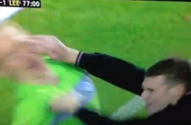 ВИДЕО: Ужасна сцена загрози дербито на Чемпиъншип, фен удари вратар