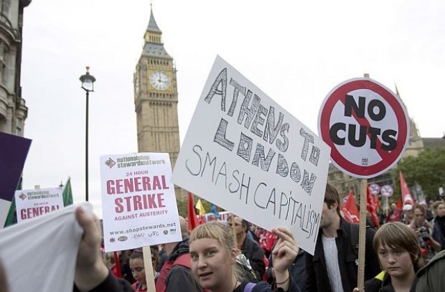 Десетки хиляди протестираха срещу икономиите във Великобритания