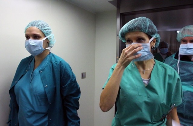 Двегодишно дете е в болница с рани по главата и риск за живота