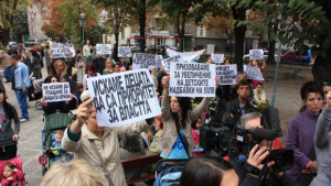 Майки обградиха кмета с искания за повисоки детски и 2годишно