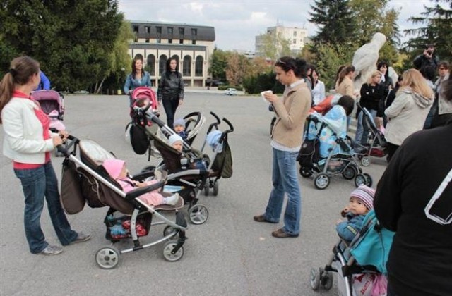 В Шумен 30 майки поискаха по-добри условия за отглеждане на деца