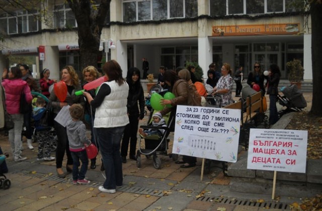 И майките в Добрич протестират
