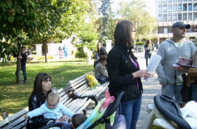 Повече майки на разходка, отколкото на протест