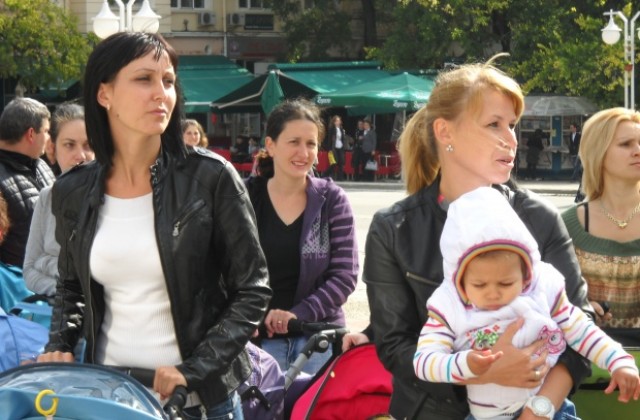 Социална мрежа събра майки на протест