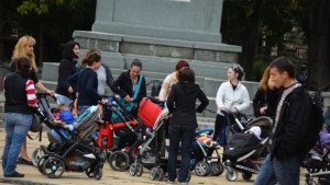 Варненски майки се вдигнаха на протест пред общината